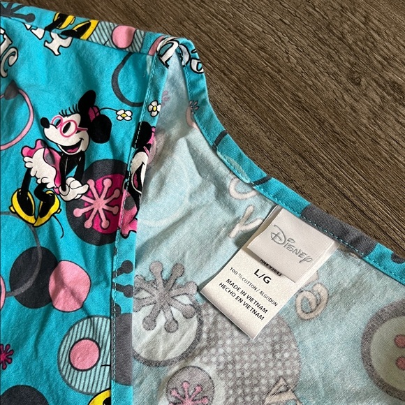 Disney Minnie Mouse L scrub top - Picture 2 of 8